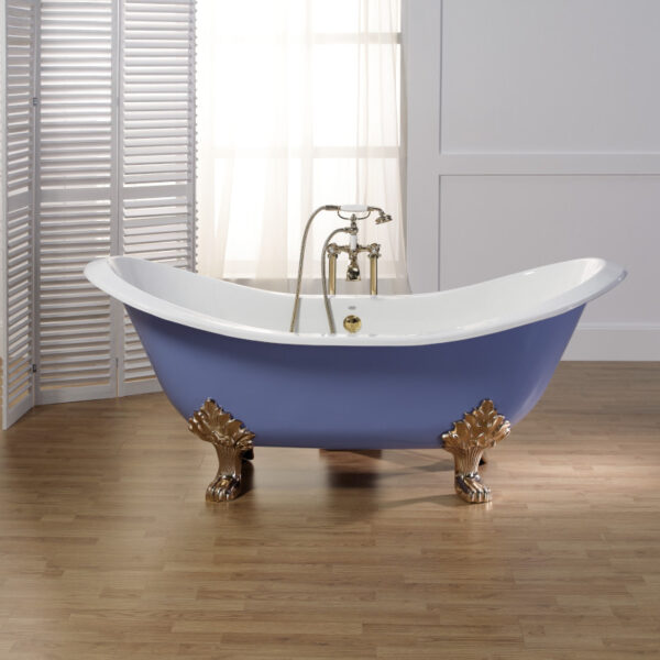 Antique badkar på lejontassar