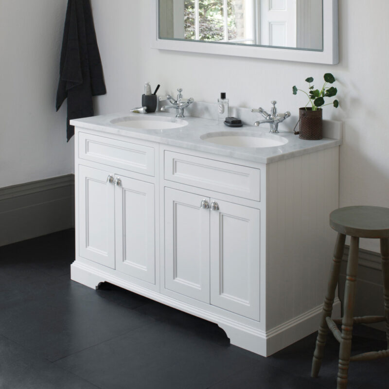 Burlington 130 cm kommod vit med dörrar och carrara-minerva